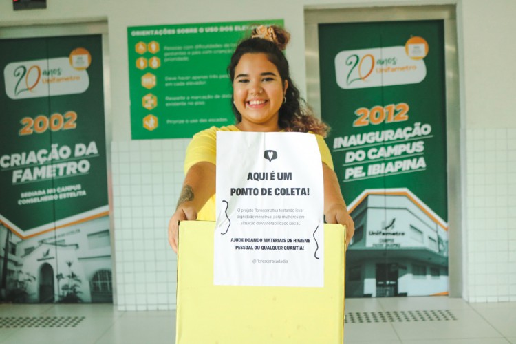 Aluna do curso de estética distribui pontos de coleta de produtos de higiene em prol da diminuição da pobreza menstrual