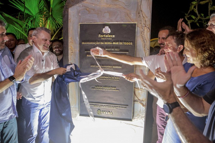 Prefeito José Sarto, governadora Izolda e outras autoridades fizeram o descerramento da placa de inauguração da nova Beira-Mar de Fortaleza