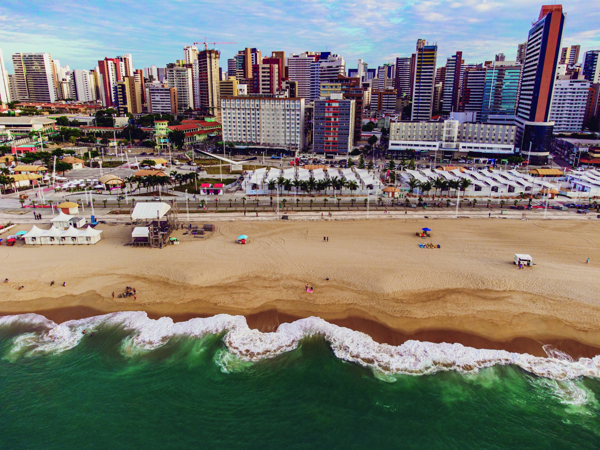 FORTALEZA,CE, BRASIL, 19.05.22:  Vista aérea da Praia do Nautico na Avnida Beira Mar   (Fotos: Fco Fontenele/O POVO). (Foto: FCO FONTENELE)