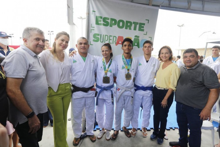 Governadora esteve em evento no Itaperi, na manhã deste sábado, 21