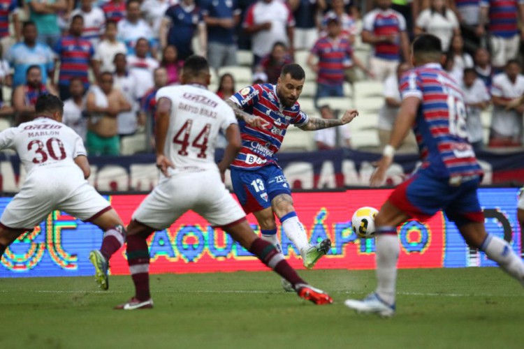 Lucas Lima finaliza bola no jogo Fortaleza x Fluminense, na Arena Castelão, pelo Campeonato Brasileiro Série A