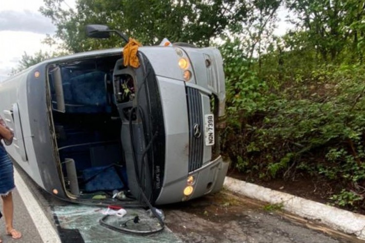 Ônibus tombou na BR-020
