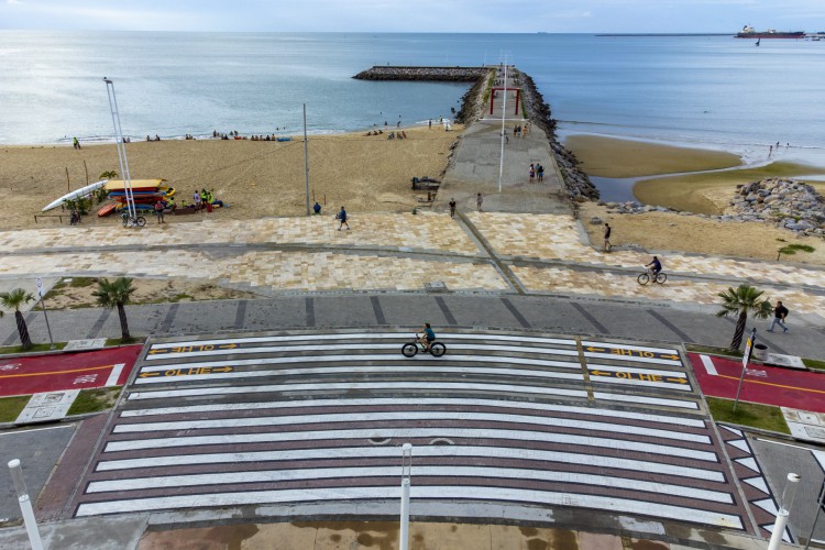 Fortaleza, Ce BR, 23.05.22 Fortaleza implantou, na avenida Beira Mar, a segunda maior faixa de pedestre de Fortaleza (Foto: Fco Fontenele)