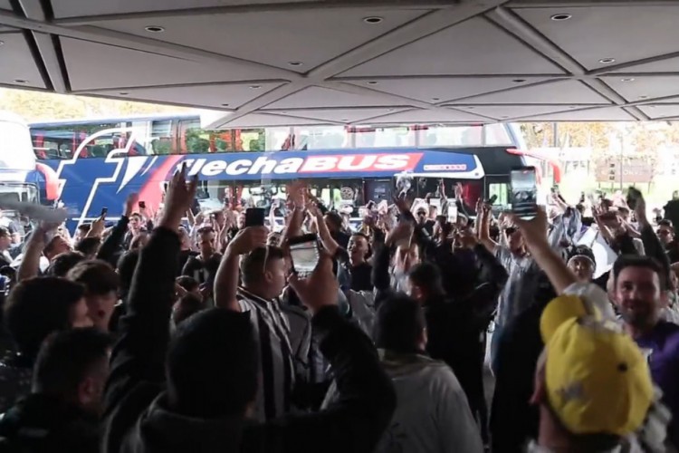 Torcida do Ceará recepcionou o time na chegada no hotel em Buenos Aires/ARG