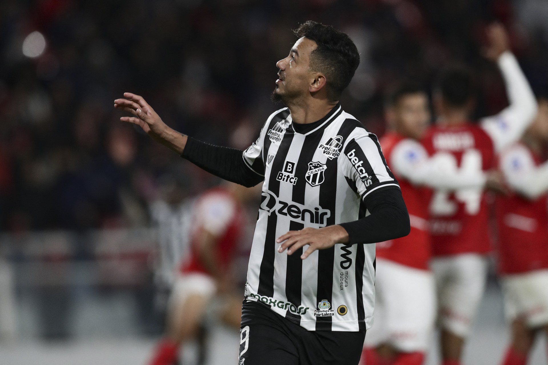 Rodrigo Lindoso anotou o primeiro gol do triunfo
 (Foto: ALEJANDRO PAGNI/AFP)