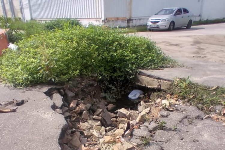 Buraco entre a rua Antônio Ferreira e rua Marvin, no Parque Manibura, próximo à avenida Edilson Brasil Soares 