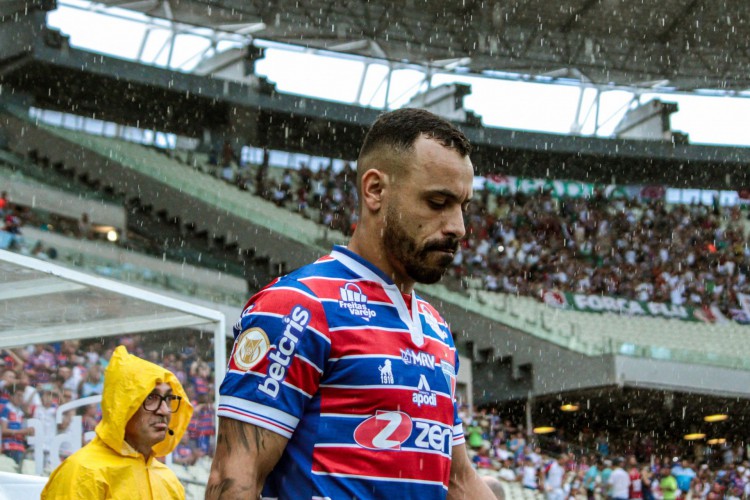 Atacante Moisés no jogo Fortaleza x Fluminense, na Arena Castelão, pelo Campeonato Brasileiro Série A