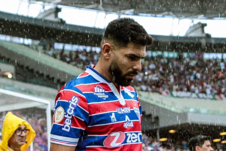 Atacante Silvio Romero no jogo Fortaleza x Fluminense, na Arena Castelão, pelo Campeonato Brasileiro Série A