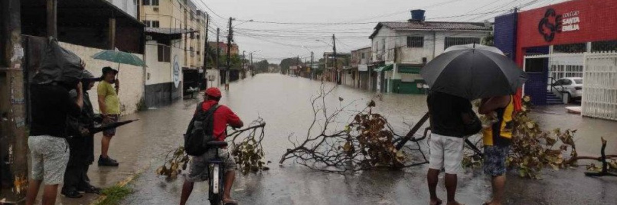 Chuva deixou ruas alagadas em Olinda