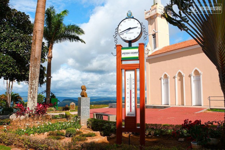 Relógios-termômetros instalados nas praças de Viçosa