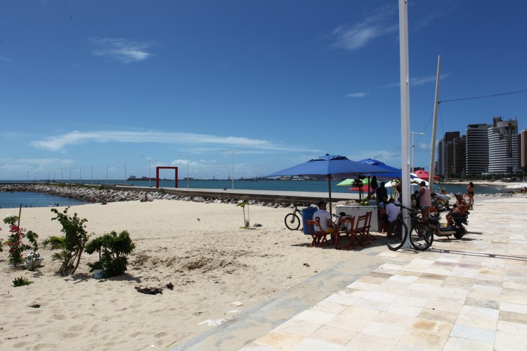 Prefeitura de Fortaleza realoca pontos de apoio dos profissionais de esportes marítimos na orla da Praia do Náutico