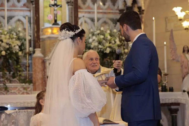 Padre Paulo, como é conhecido, realizou a cerimônia de casamento do seu neto Anderson Martins com a atual esposa Rafaela.