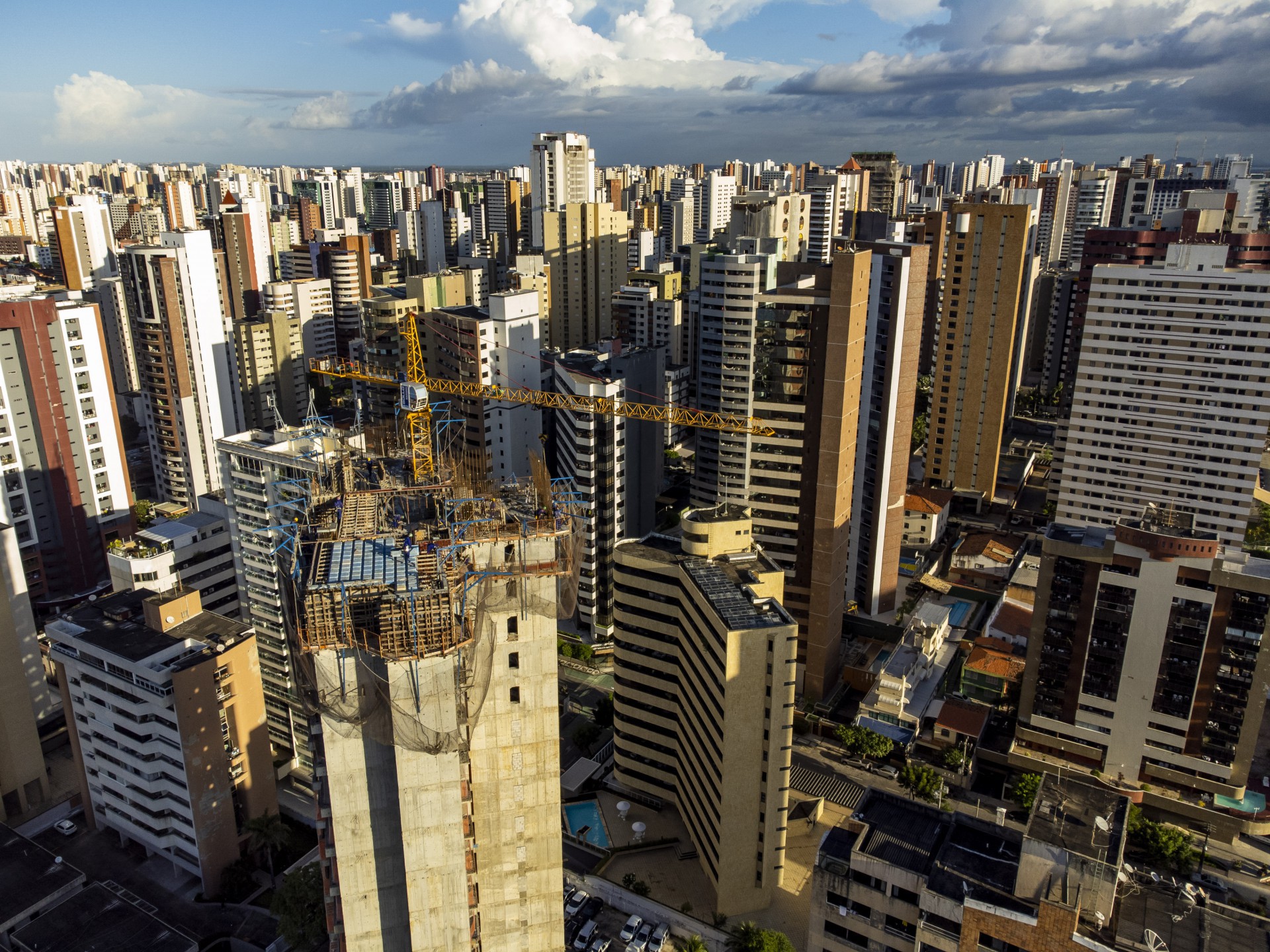 Custo médio da construção por metro quadrado sobre 0,93% em maio no Ceará e chega a R$ 1.440,50 (Foto: FCO FONTENELE)