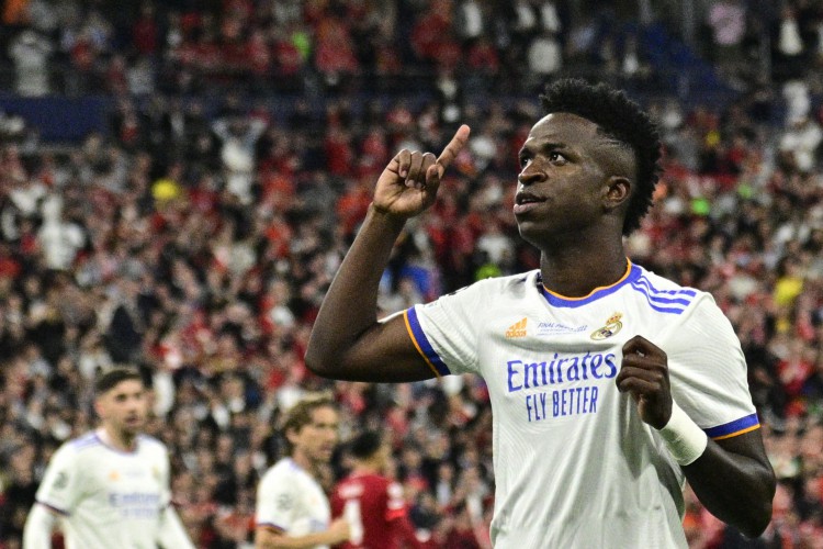 Atacante Vinicius Junior comemora gol no jogo Liverpool x Real Madrid, no Stade de France, pela final da Champions League