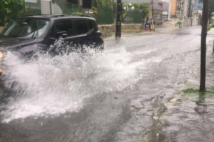 Alagamentos no bairro de Boa Viagem, na Zona Sul do Recife 