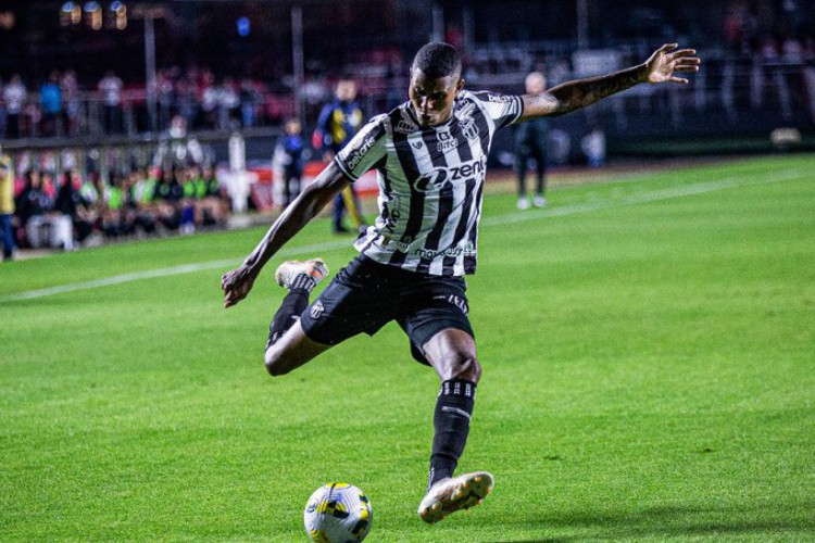 Cléber é o centroavante titular do Ceará diante do Coritiba