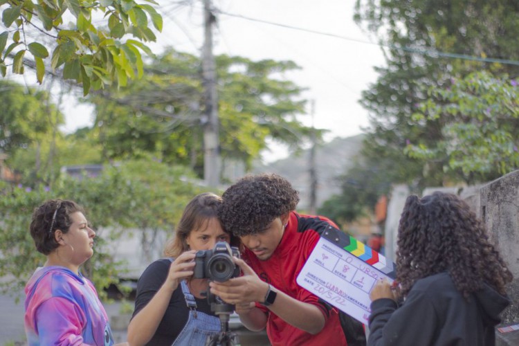 Alunos da rede pública de ensino participam de mostra internacional de cinema, na França