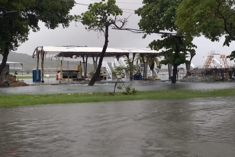 Após fortes chuvas, parte do muro do Aeroporto de Recife cedeu. 