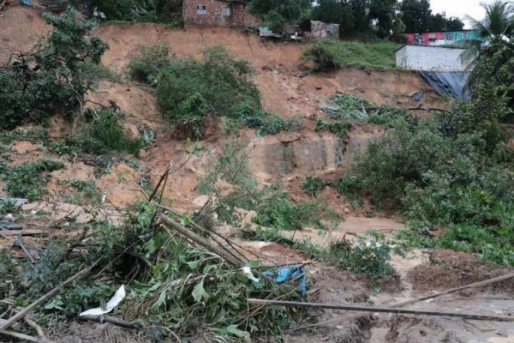 Na ocorrência mais grave, no Jardim Monteverde – área limítrofe entre Recife e Jaboatão dos Guararapes – 19 pessoas faleceram por causa de um deslizamento de barreira 