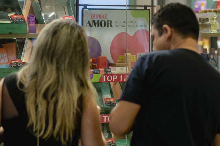 Dia dos Namorados é considerado uma data comercial no Brasil, pois movimenta grande parte dos negócios