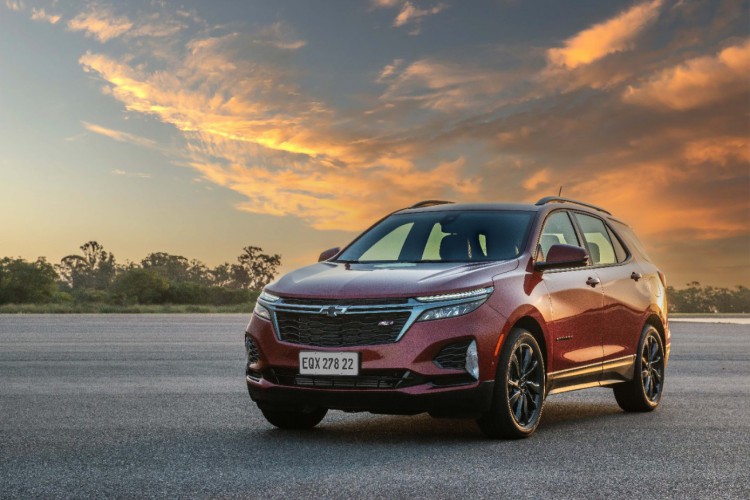 O Novo Equinox começa a chegar na rede de concessionárias Chevrolet a partir de meados de junho, em duas configurações: Premier com tração integral AWD e a inédita RS