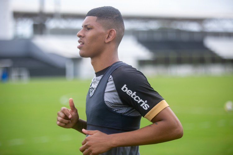 Zagueiro Marcos Victor em treino do Ceará no estádio Carlos de Alencar Pinto, em Porangabuçu