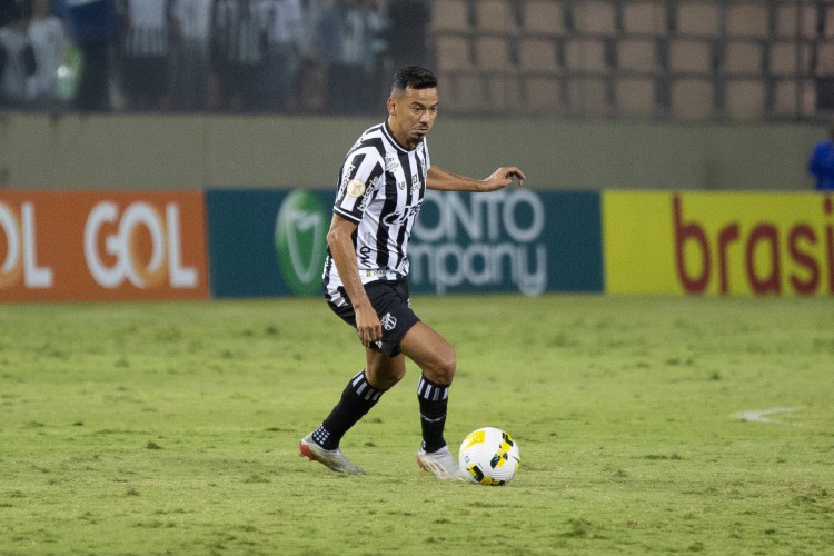 Volante Rodrigo Lindoso no jogo Santos x Ceará, na Arena Barueri, pelo Campeonato Brasileiro Série A