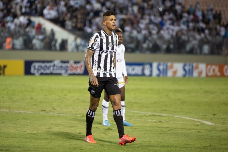 Volante Richard no jogo Santos x Ceará, na Arena Barueri, pelo Campeonato Brasileiro Série A