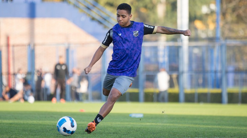 Atacante João Victor em treino do Ceará no CT do Boca Juniors, na Argentina