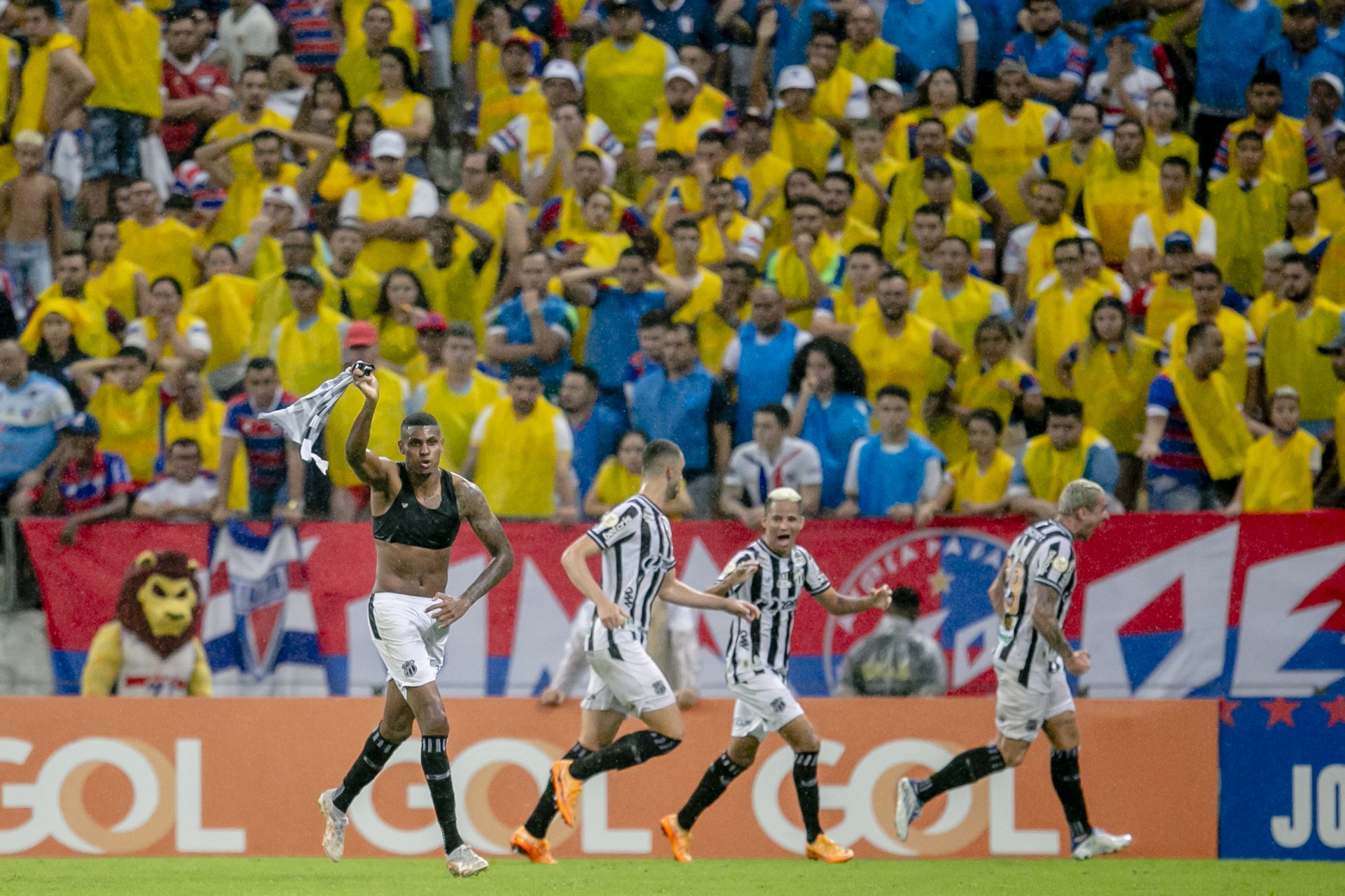 Cléber marcou o único gol do duelo no Castelão (Foto: Aurelio Alves)