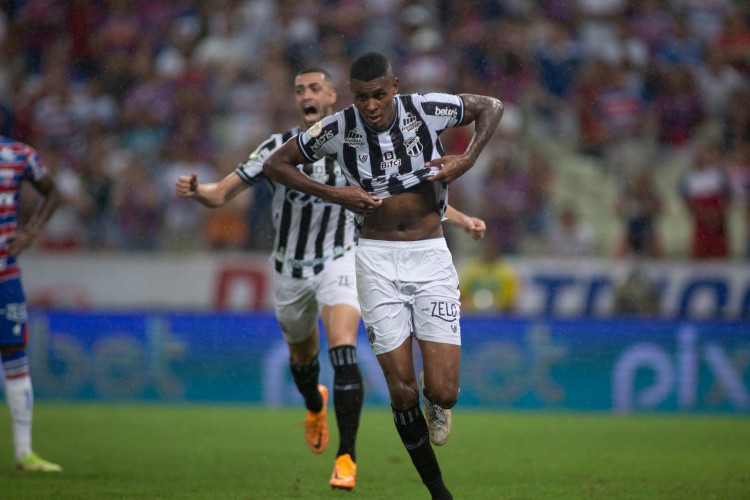 Atacante Cléber comemora gol no jogo Fortaleza x Ceará, na Arena Castelão, pelo Campeonato Brasileiro Série A