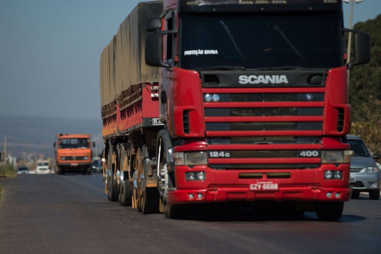 Auxílio caminhoneiros que atuam como transportadores autônomos de carga será pago em seis parcelas de R$ 1 mil cada; veja calendário, regras e como receber