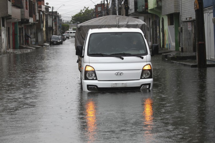 Chuvas desta quinta-feira, 2, deixaram ruas alagadas em diferentes pontos da cidade. A foto foi registrada no bairro Aerolândia