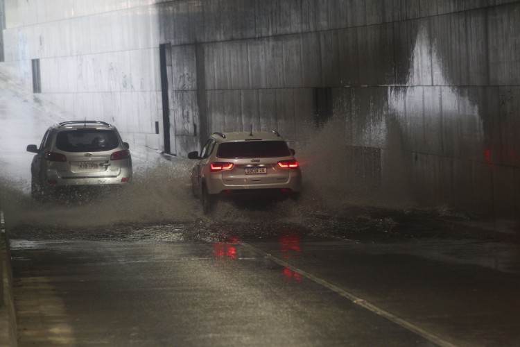 No sentido Papicu, veículos de menor porte trafegaram apenas por uma das faixas do túnel da Alberto Sá, na manhã desta terça, 7
