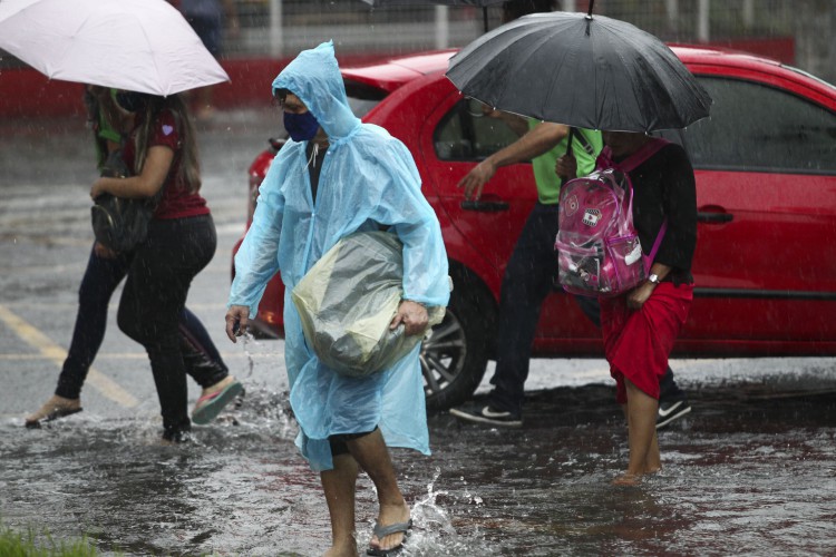 ￼ FORTALEZA contou com chuva fina, mas constante durante a manhã de ontem