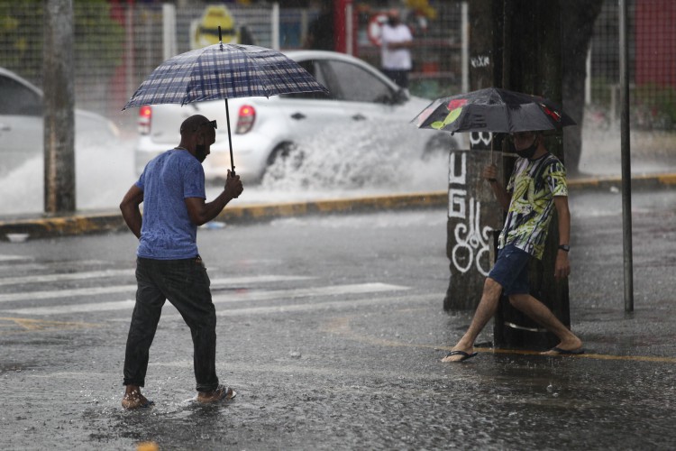 FORTALEZA, CEARÁ, BRASIL, 02.06.2022: Pessoas se protegem da chuva. Centro de Fortaleza. Av. Duque de Caxias, centro.    (Fotos: Fabio Lima/O POVO)