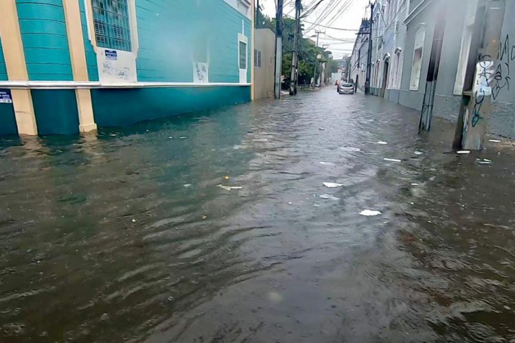 O segundo dia do mês de junho é de intensas chuvas na cidade de Fortaleza, até às 9h22 desta quinta-feira, 2