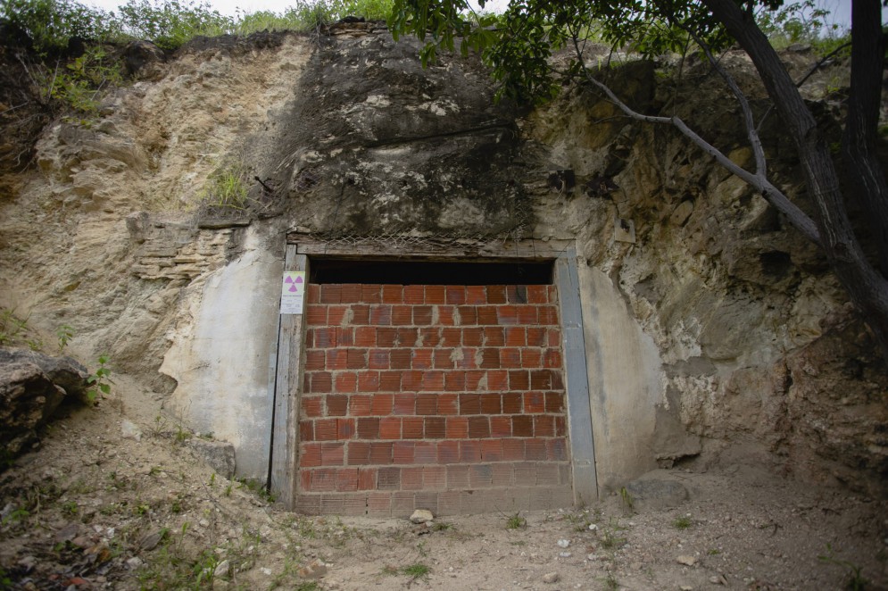 Uma das galerias de pesquisa de minério fechada(Foto: Aurelio Alves)