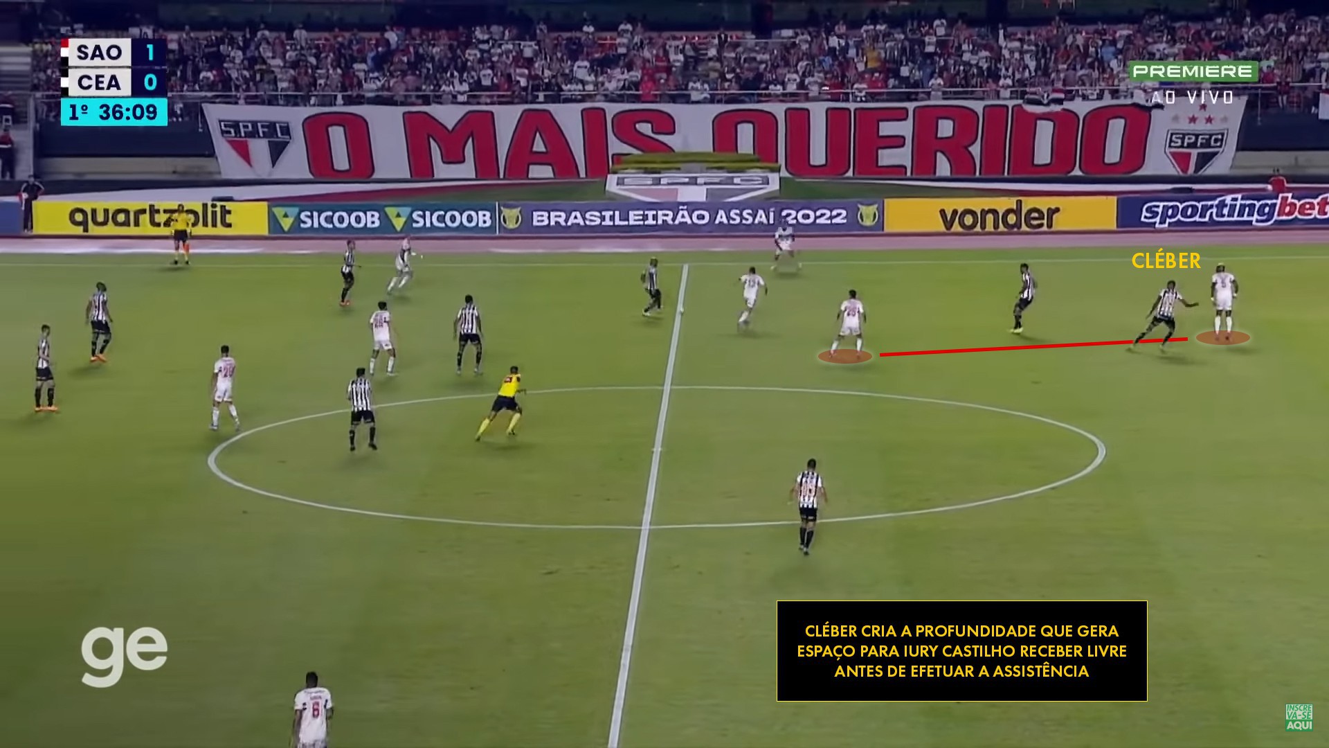 Ao partir em velocidade, Cléber atrai a marcação de Arboleda e permite Iury Castilho receber sem marcação para dominar e realizar a assistência. 