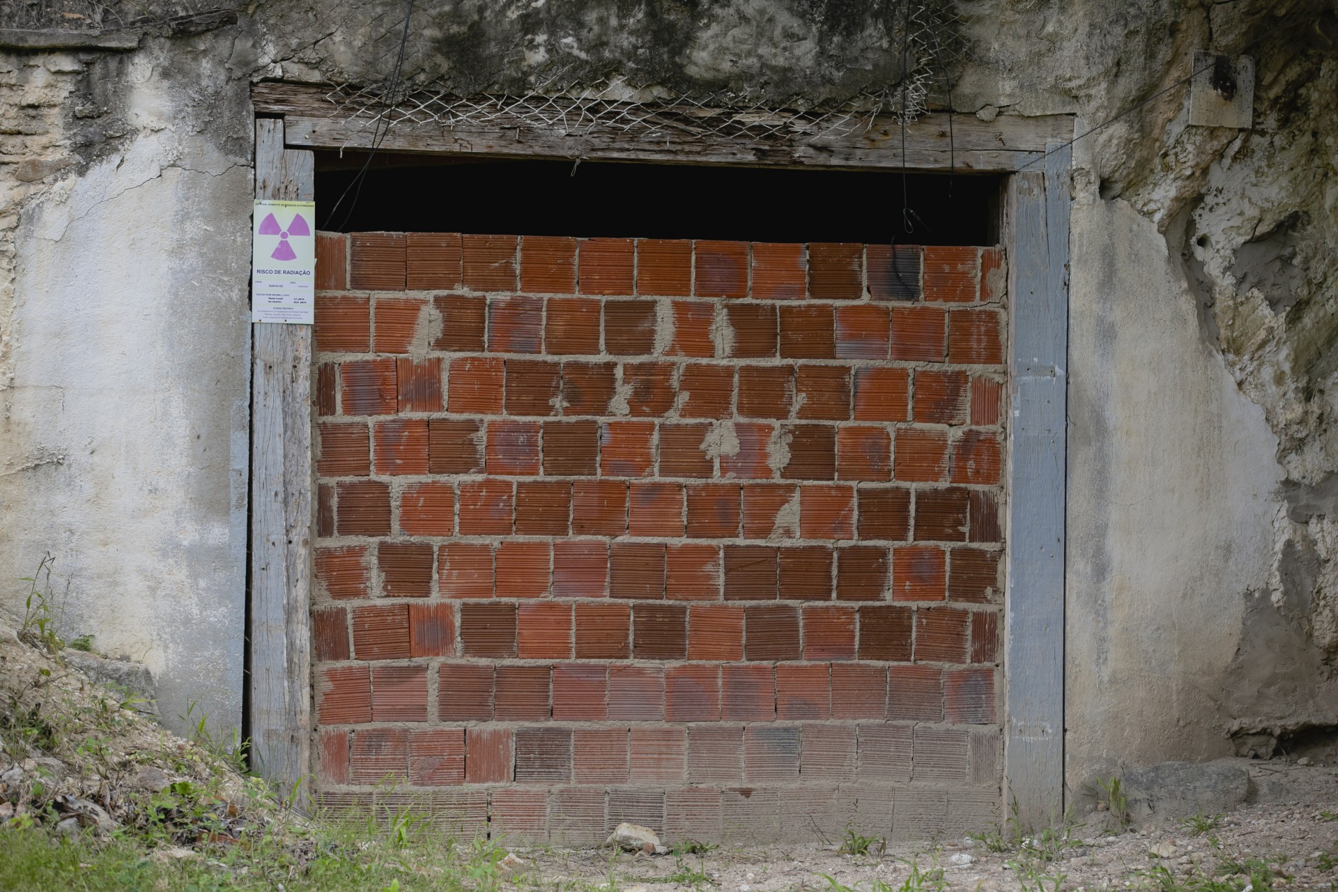 Galeria que usaram para fazer as pesquisas dos minérios (urânio e fosfato) (Foto: Aurelio Alves)