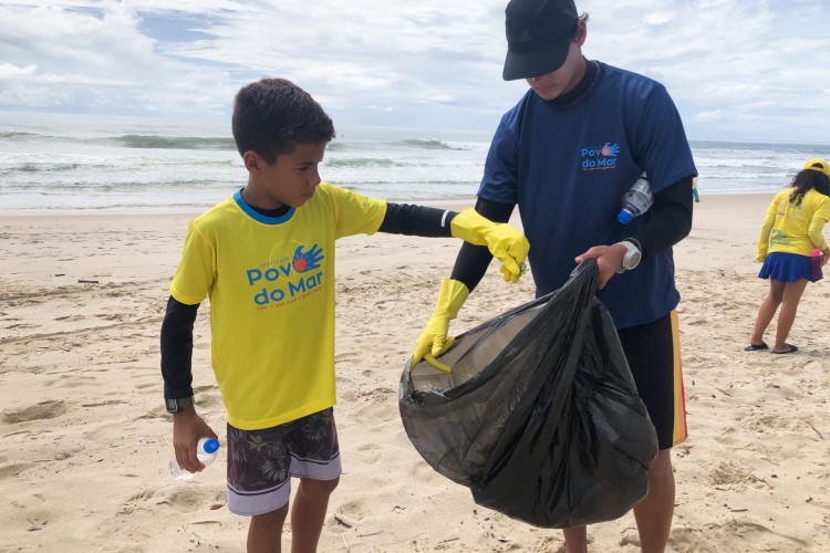 Crianças e adolescentes participam de ação de limpeza na Praia do Futuro, em Fortaleza, neste sábado, 4