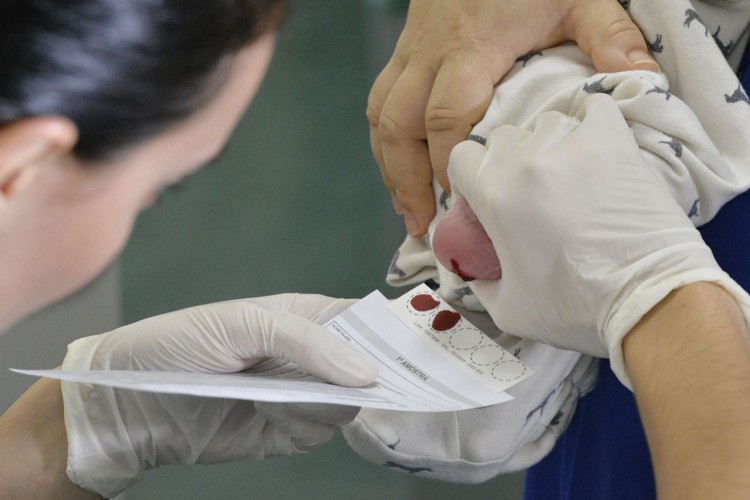 BIE -  Teste do pezinho no Hospital Regional de Taguatinga (HRT).

O teste do pezinho, exame feito a partir de sangue coletado do calcanhar do bebê, é uma das principais formas de diagnosticar seis doenças que, quanto mais cedo forem identificadas, melhores são as chances de tratamento. São elas fenilcetonúria, hipotireoidismo congênito, doença falciforme e outras hemoglobinopatias, fibrose cística, deficiência de biotinidase e hiperplasia adrenal congênita.
Para realizar o teste do pezinho, a família deve levar o recém-nascido a uma unidade básica de saúde entre o 3° e o 5° dia de vida. É fundamental ter atenção a esse prazo.

Foto: Edilson Rodrigues/Agência Senado