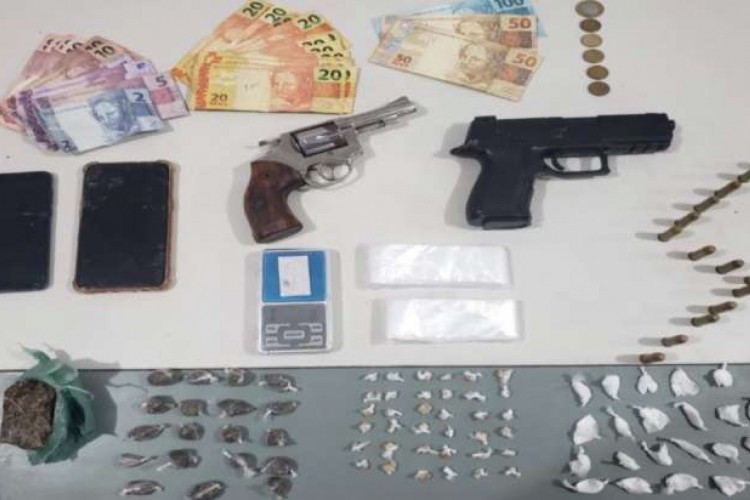 Material apreendido com a dupla logo após a captura. Ambos foram presos por tráfico de drogas e porte ilegal de arma de fogo 