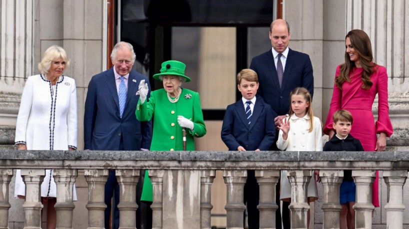 Rainha Elizabeth II da Grã-Bretanha (3ª E) na varanda do Palácio de Buckingham com (Da E) Camilla da Grã-Bretanha, Duquesa da Cornualha, Príncipe Charles da Grã-Bretanha, Príncipe de Gales, Príncipe George de Cambridge da Grã-Bretanha, Príncipe William da Grã-Bretanha, Duque de Cambridge, Princesa Charlotte da Grã-Bretanha de Cambridge, a britânica Catherine, a duquesa de Cambridge e o príncipe britânico Louis de Cambridge no final do Platinum Pageant em Londres, em 5 de junho de 2022, como parte das celebrações do jubileu de platina da rainha Elizabeth II. A cortina desce em quatro dias de comemorações nacionais importantes para homenagear o histórico Jubileu de Platina da rainha Elizabeth II com um concurso de um dia inteiro elogiando o recorde da monarca de 96 anos no trono. (Leon Neal/AFP)(foto: Leon Neal/AFP)