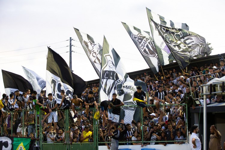 Torcida em treino do Ceará no estádio Carlos de Alencar Pinto, em Porangabuçu