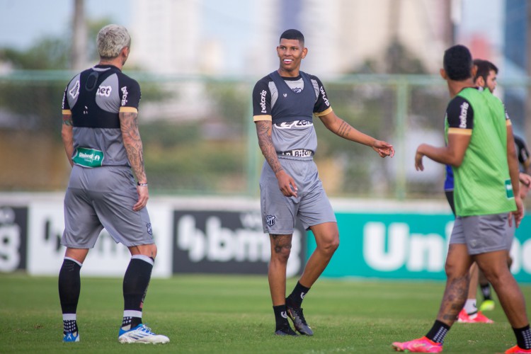 Zagueiro Marcos Victor em treino do Ceará no estádio Carlos de Alencar Pinto, em Porangabuçu