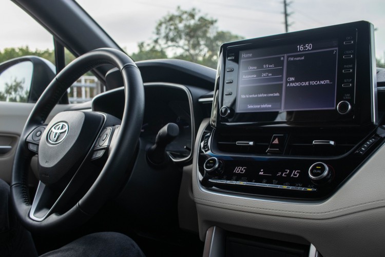 São seis airbags, distribuídos da seguinte forma: dois frontais, dois laterais e dois de cortina, lembrando que no conjunto há o airbag de joelhos, mas apenas para o motorista