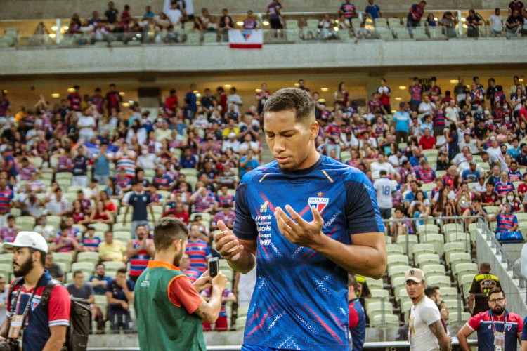 Zagueiro Habraão em aquecimento antes do jogo Fortaleza x Ceará, na Arena Castelão, pelo Campeonato Brasileiro Série A