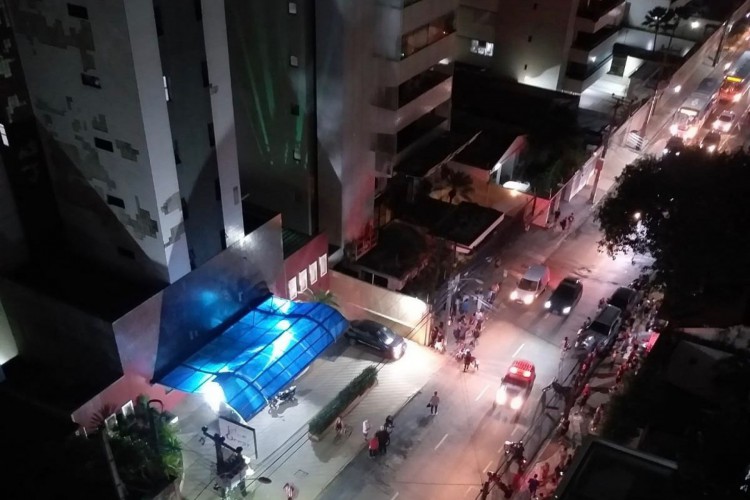 MOVIMENTAÇÃO em frente ao hotel, localizado na rua Ildefonso Albano, durante o incêndio