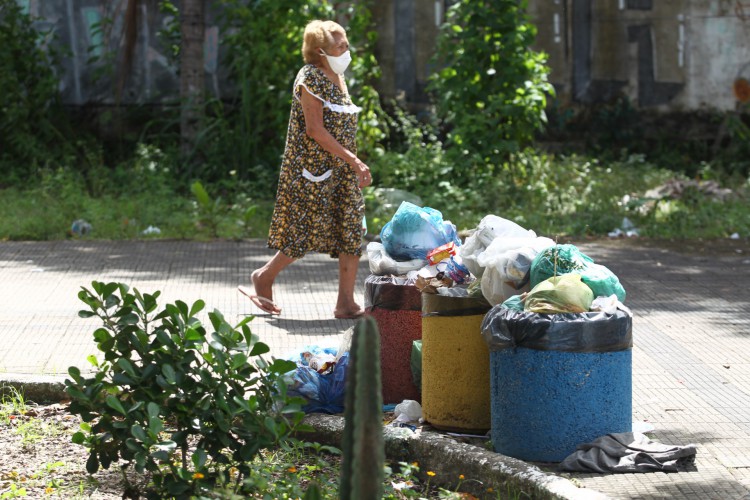 Lixo acumulado em ruas do bairro José Walter